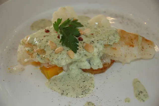 主菜：煎石斑魚柳松子仁跟莧菜忌廉汁