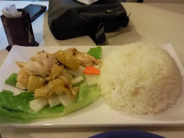 海南雞飯竟然係白飯,仲要凍的