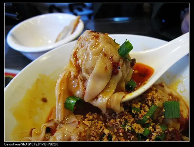 抄手飽滿，汁就不夠辣