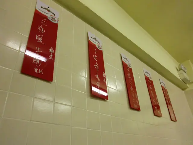 牆邊掛上膠牌，室寫上各式各樣飯類！