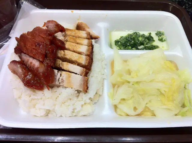 燒肉叉飯,一樣有菜,一樣夠份量,good