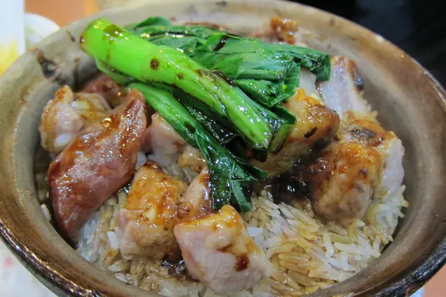 臘腸排骨煲仔飯