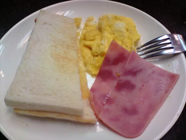 多士+炒蛋+火腿