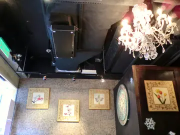 店內有掛畫及吊燈