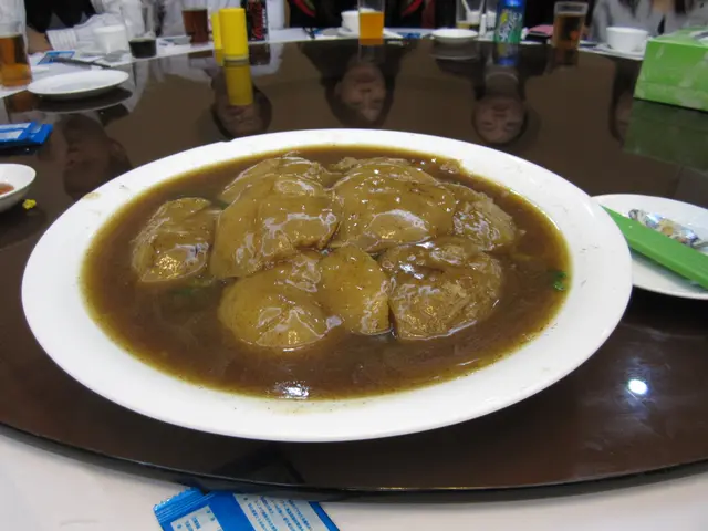 蝦子扣柚皮豆苗底~柚皮鬆化不澀, 豆苗嫩滑無青味無渣,汁香濃淡適中 