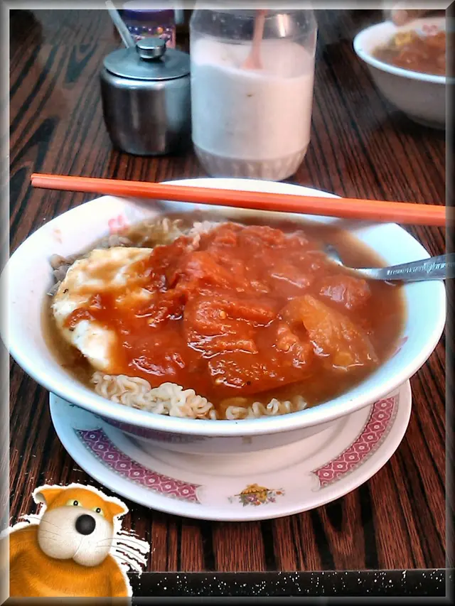 茄牛蛋公仔麵，大大碗，望落都好滿足！好肚餓，牛肉好多！味好滑又鬆軟，
