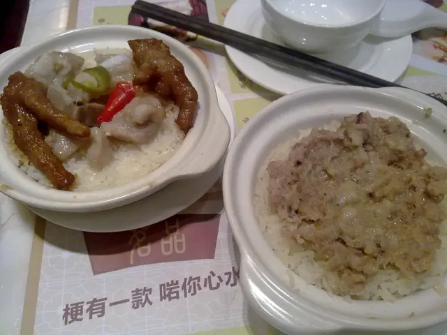 鳳爪排骨飯 + 鱆魚肉餅飯