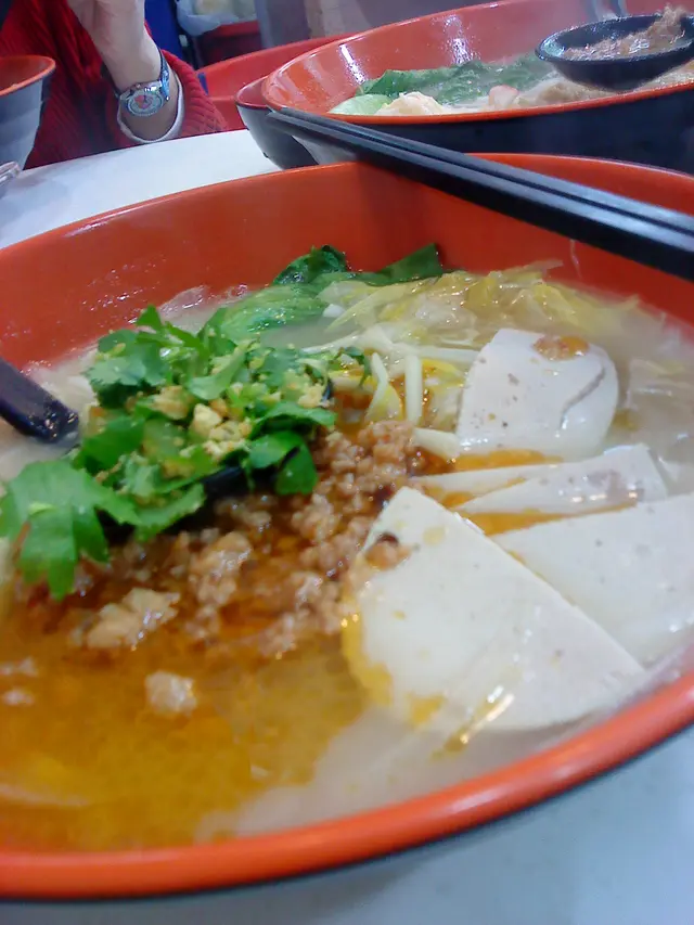 很少香蒜粒..   札肉+金針+炸醬粗麵