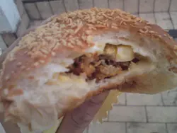 包系冻的,系包冻0左而入面0既蛋沙律本身又系冻,入面夹埋0的烟肉同薯饼