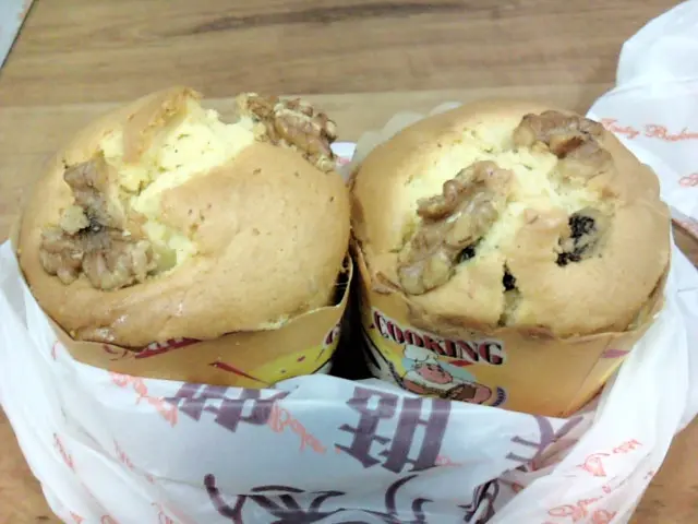 合桃 muffin, $6 for 2, $3.5 for 1