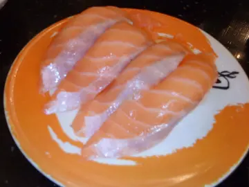 三文魚壽司 ($9)