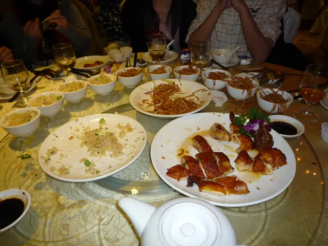大家唔好以為我地已經食完,只是侍應剛將飯同麵分落碗仔!!!請留意轉盤上有幾多食物殘渣!?
