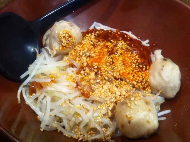 帽子撈米線 + 醬爆貢丸