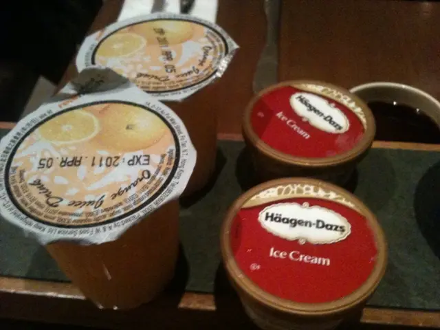 杯裝橙汁，名牌雪糕，正呀