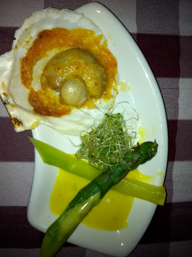 巴黎牛油焗扇貝伴鮮露筍配香檳汁