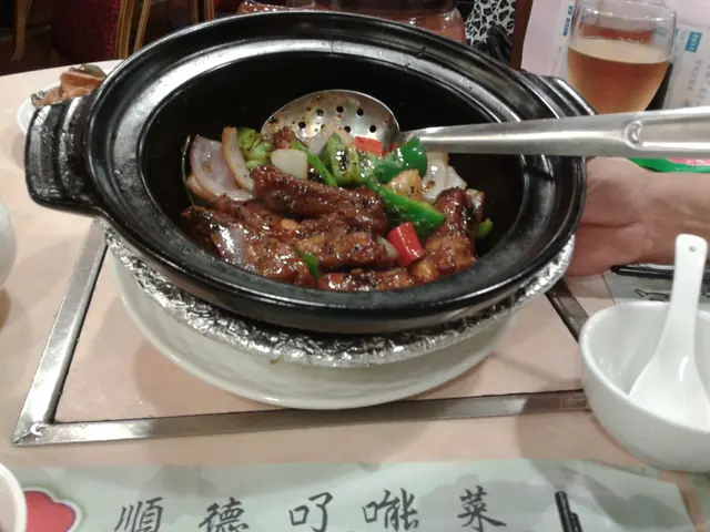 檀香骨用中煲上，青椒爽洋荵淋，條骨好夠味