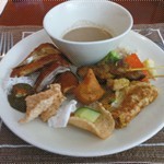 忌廉什菌湯及多款東南亞菜式
