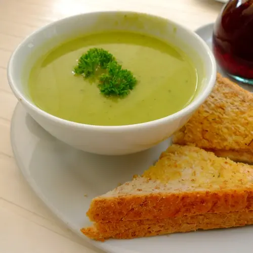 點闊麵加$10便有的【青豆青瓜湯 配 多士】;帶點豆蓉質感的湯味道很「青」,但多喝幾口便喜歡了:)