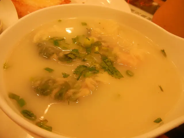 大大隻嘅蝦仁，夠彈牙，菠菜都好新鮮，魚湯亦都好濃