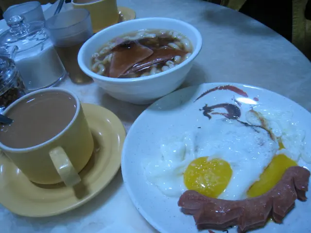 早餐A,火腿通粉,香腸煎雙蛋+熱奶茶