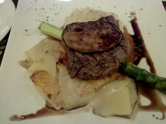 炭燒鵝肝牛柳配法式薯批