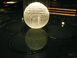 同水中嘅倒影形成8字圖案