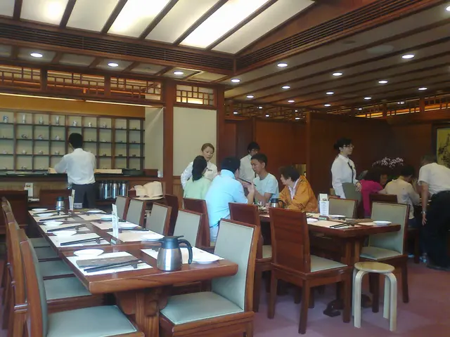 餐桌位置不會太擁擠, 裝潢素雅, 令人舒服~