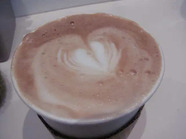 Caffe Latte奶泡鬆而咖啡味偏苦，而味道極淡