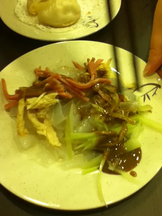 三絲粉皮,,麻醬冇芝麻味反而有胡椒粉味..仲有好鞋..差!