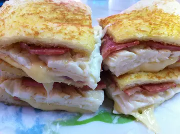 扒芝士蛋白煙肉三文冶....特別~~