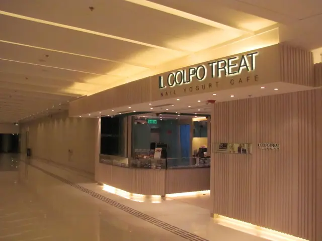 其實是一所修甲店，但兼賣冰乳酪及蛋糕