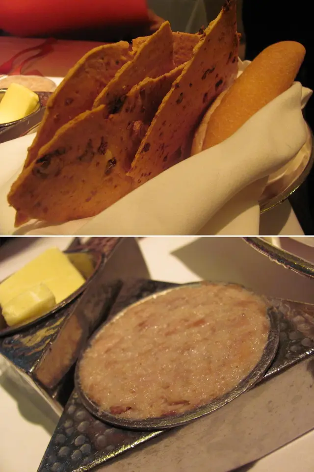 法包的皮脆得來有點點韌,塗點牛油及吞拿魚醬也不錯