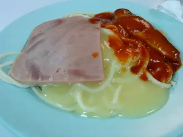 火腿扒配沙甸魚意粉