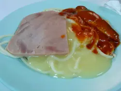 火腿扒配沙甸魚意粉
