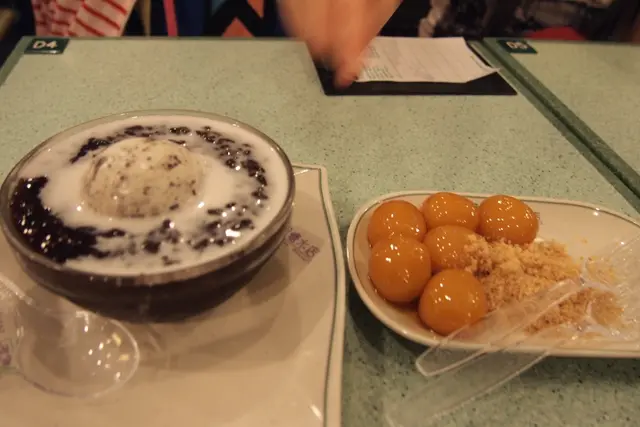 (左)椰汁紫米露(右)家鄉糖不甩