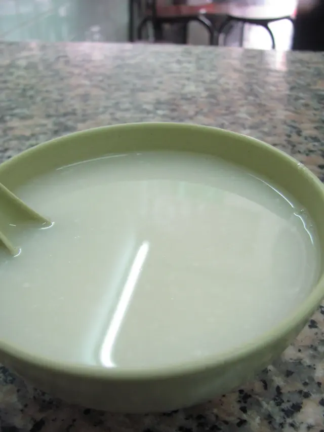 白粥入口溫溫吞吞的,入口不太熱