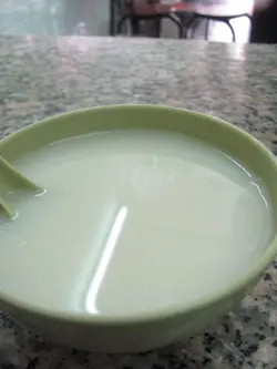 白粥入口溫溫吞吞的，入口不太熱