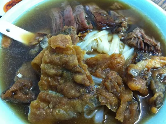 牛腩河加炸魚皮走蔥