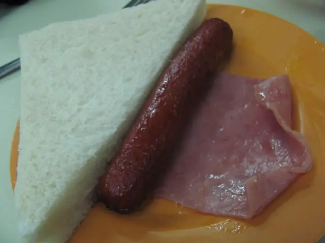 腸仔及火腿輕輕的煎過