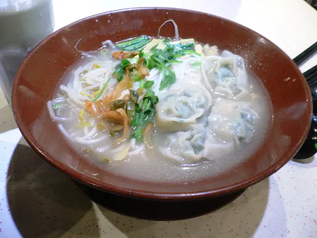 雲吞大大件，餡料足，味道OK。