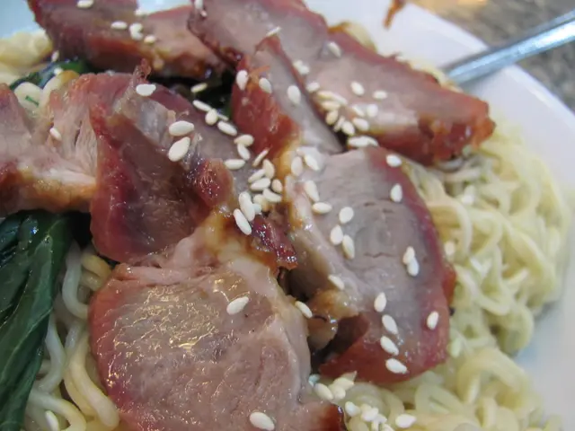 叉燒明顯是外來貨，瘦的位置較乾及嚡