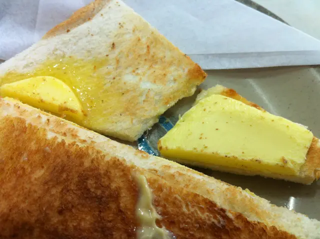 鮮牛油是細細片，很零碎的隨機的散在麵包內