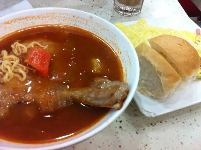 有薯仔粒的蕃茄湯底~