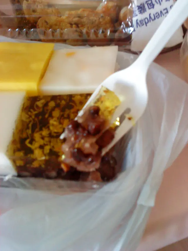 桂花糕內裡有很多紅豆粒~