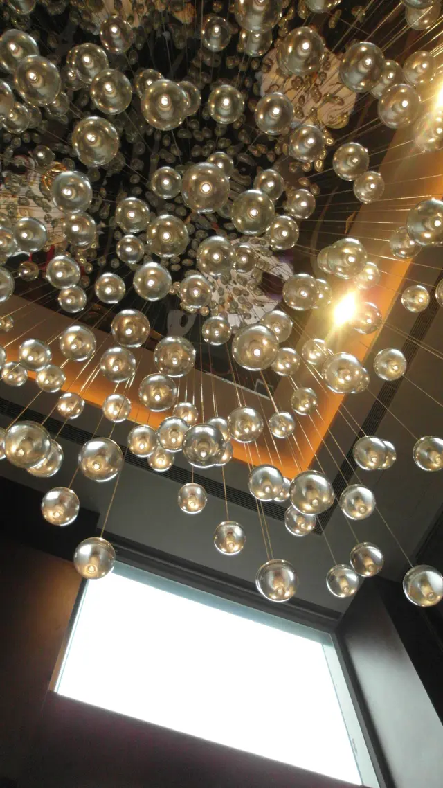 仰望所見高聳的天花與閃亮的燈飾