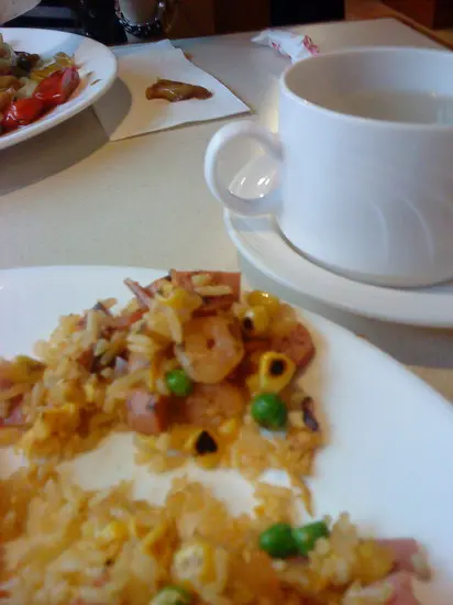 很多炒焦了的粟米,腸仔..>_<