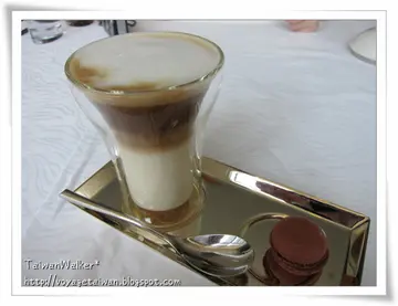 latte and macaron 