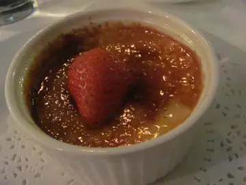 Creme Brulee的焦糖很脆，燉蛋吃起來嫩滑有蛋香