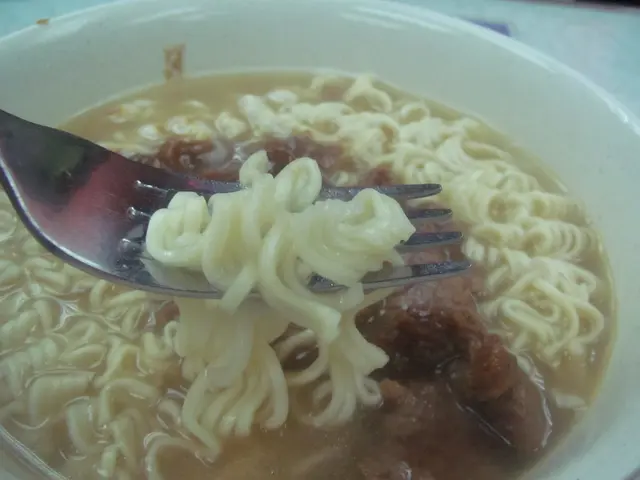 出前一丁比一般公仔麵有咬口，又少了陣油炸味