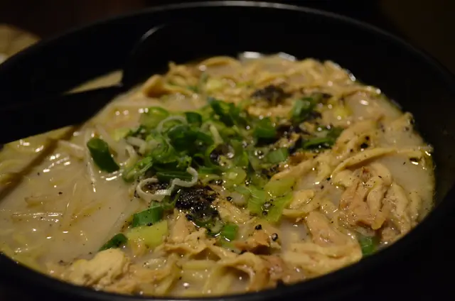 黑芝麻雞絲拉麵